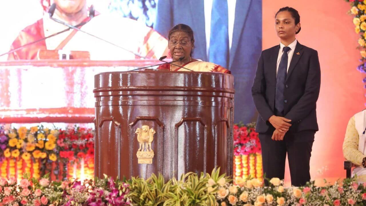 राष्ट्रपति द्रौपदी मुर्मू ने महाकालेश्वर मंदिर में दर्शन और पूजा की, उज्जैन में स्वच्छता मित्रों को किया सम्मानित, मूर्ति शिल्पकारों से संवाद