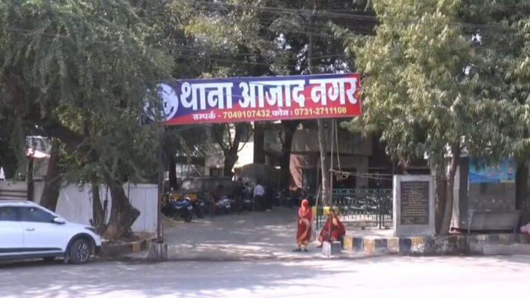 सूने घर का ताला तोड़कर सोने चांदी के जेवर चोरी करने वाला चोर गिरफ्तार, ज्वेलरी बरामद