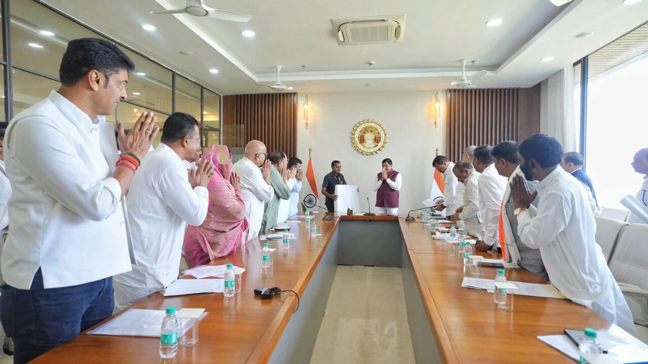 कांग्रेस विधायकों से बोले सीएम डॉ मोहन यादव, आप अपनी विधान सभा का पांच साल का विजन डॉक्यूमेंट दें ,सरकार मदद करेगी