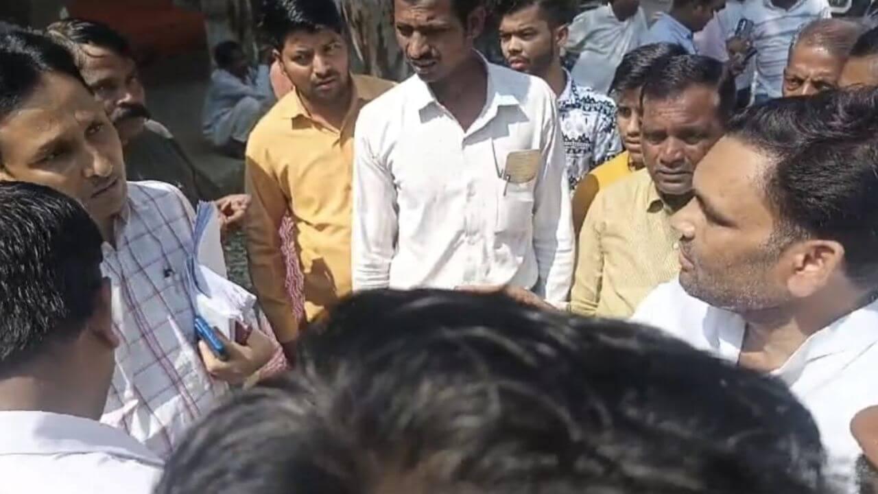 बाढ़ सर्वे और मुआवजे को लेकर खड़े हुए सवाल, नपा अध्यक्ष प्रतिनिधि और तहसीलदार में हुई बहस, एसडीएम ने दिया आश्वासन