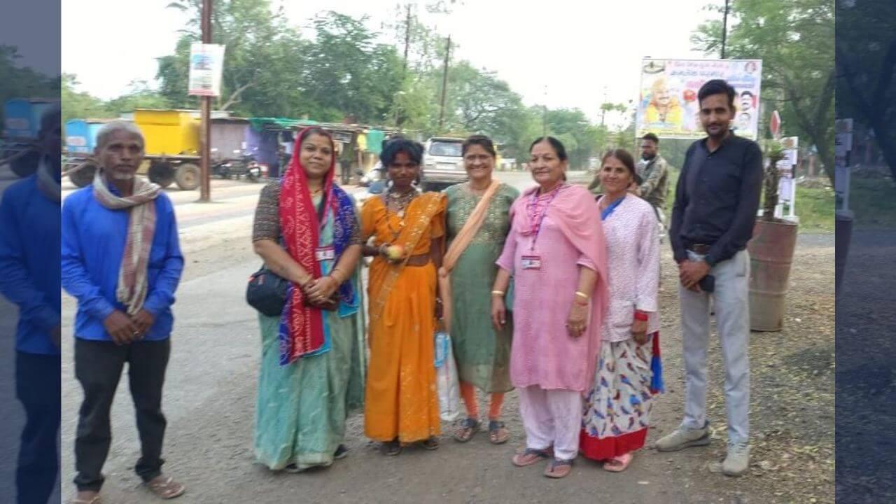 Dewas News : घर से भटक गई थी महिला, 3 माह भटकने के बाद मिला परिवार, भावुक कर देगा वीडियो