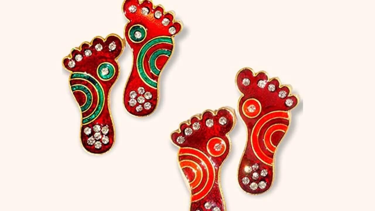 दिवाली पर घर में कहां लगाएं माता लक्ष्मी के चरण? जानें सही तरीका