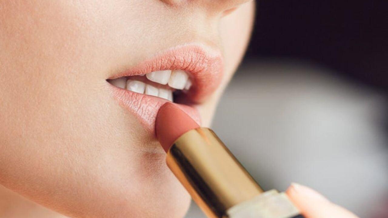 ड्राई होंठों के लिए बेस्ट है ये लिपस्टिक हैक्स, बढ़ा देंगे चेहरे की सुंदरता
