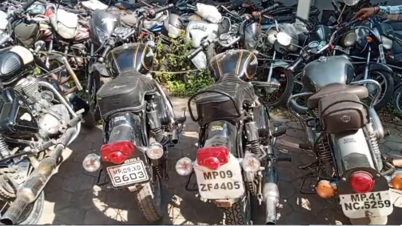 मोडिफाइड साइलेंसर के खिलाफ चला इंदौर पुलिस का डंडा, 79 बुलेट के बनाए चालान