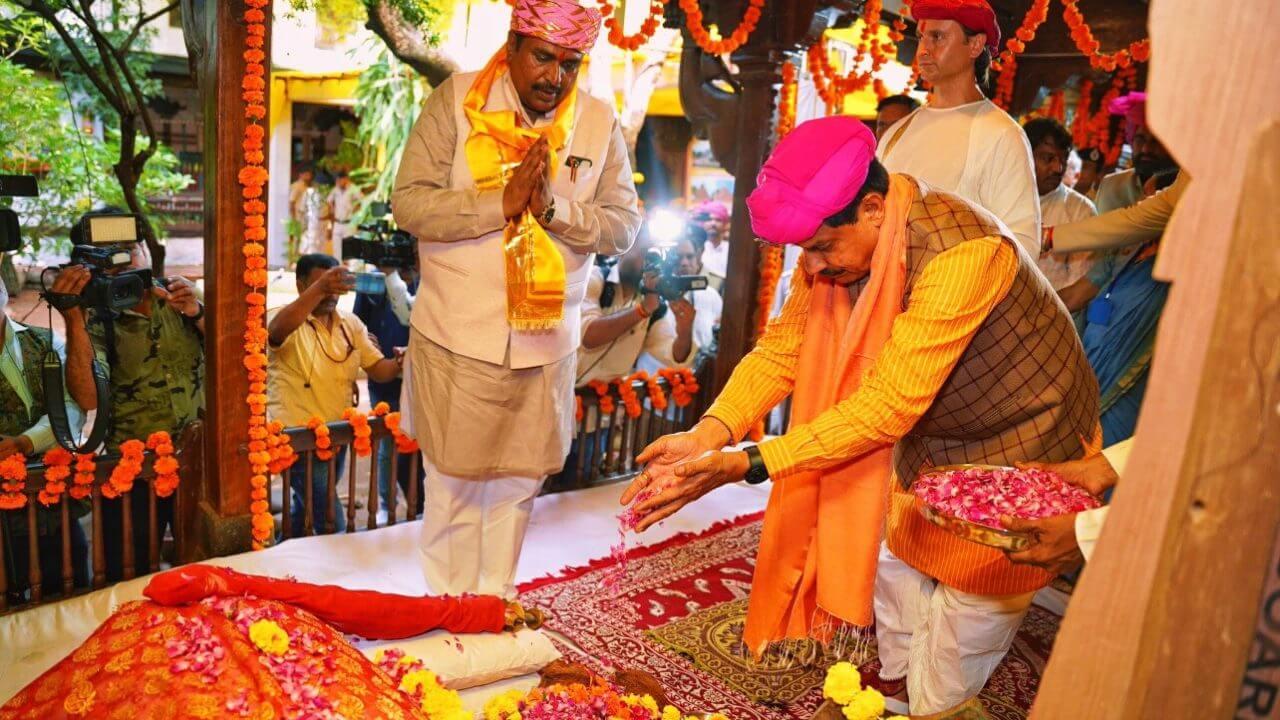 सीएम डॉ. मोहन यादव ने दशहरा पर्व पर महेश्वर में किया शस्त्र पूजन, अहिल्यालोक बनाने सहित कई बड़ी घोषणाएं, ली भाषा की क्लास, शब्दों का उपयोग और अर्थ बताया