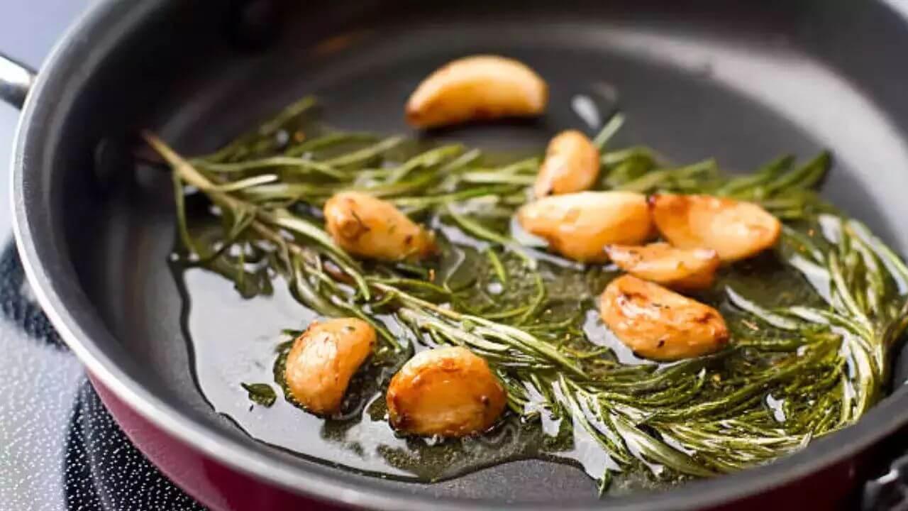 घी में लहसुन भूनकर खाने से शरीर को मिलते हैं ये 4 हैरान करने वाले फायदे, आप भी जानें