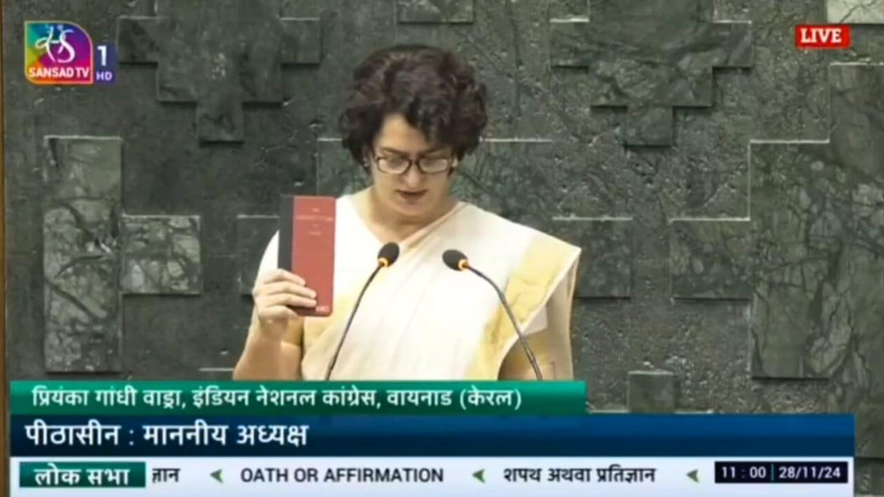 हाथ में संविधान लेकर प्रियंका गांधी वाड्रा ने ली सांसद पद की शपथ, 71 साल पुराना इतिहास दोहराया