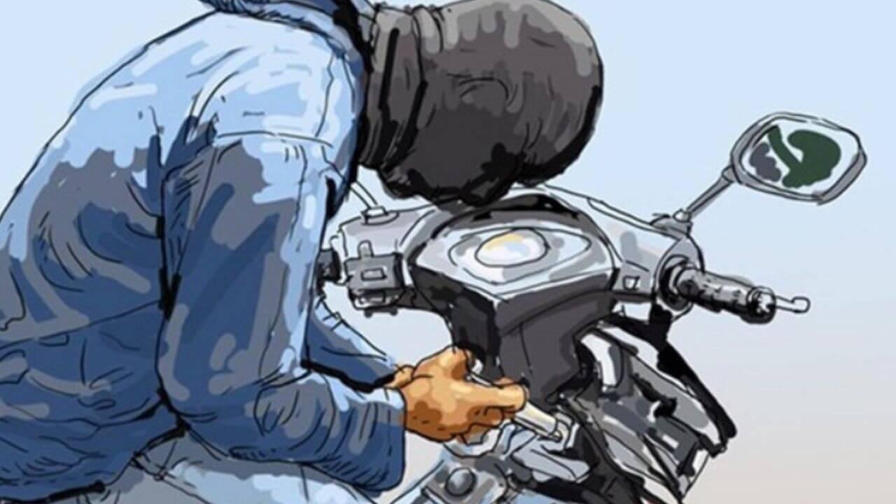 दमोह में दुकान के बाहर खड़ी बाइक चोरी, घटना CCTV में कैद, चोर की तलाश शुरू