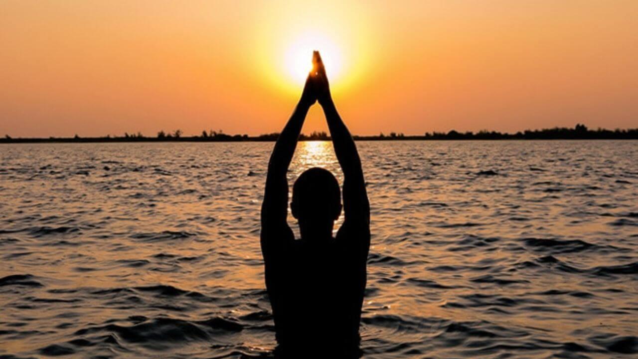 रविवार को इस विधि से करें सूर्य पूजन, इन 4 ज्योतिषीय नियमों का रखें विशेष ध्यान