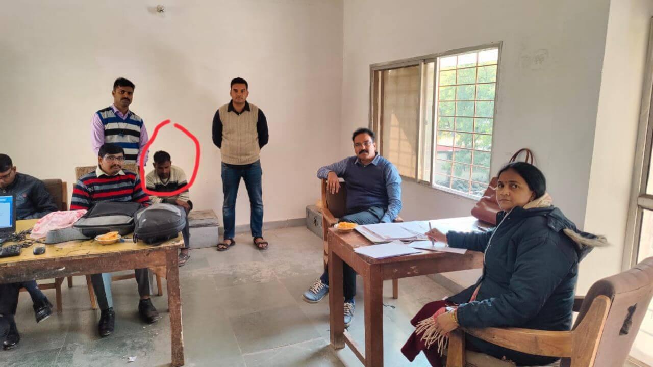 ग्राम रोजगार सहायक को 15000 रुपये की रिश्वत लेते ग्वालियर लोकायुक्त पुलिस ने किया गिरफ्तार