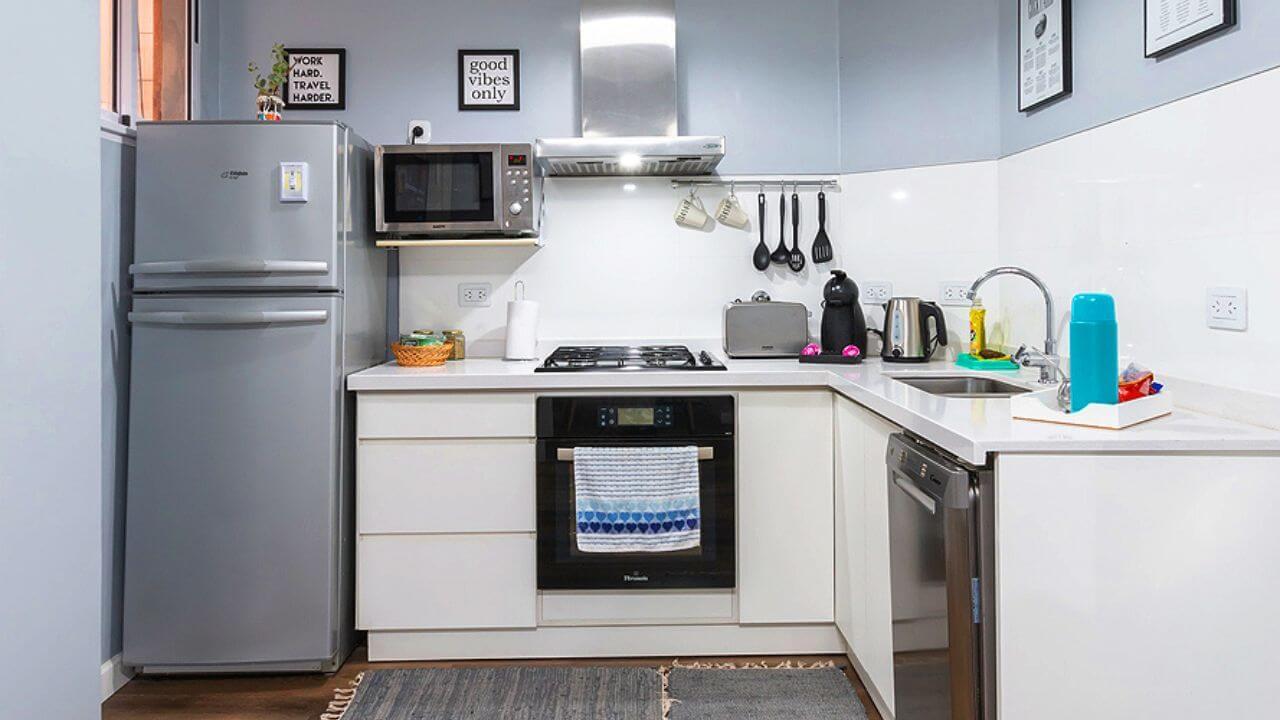 फ्रिज के ऊपर कभी भी नहीं रखनी चाहिए ये चीजें, घर में बढ़ती है नकारात्मकता