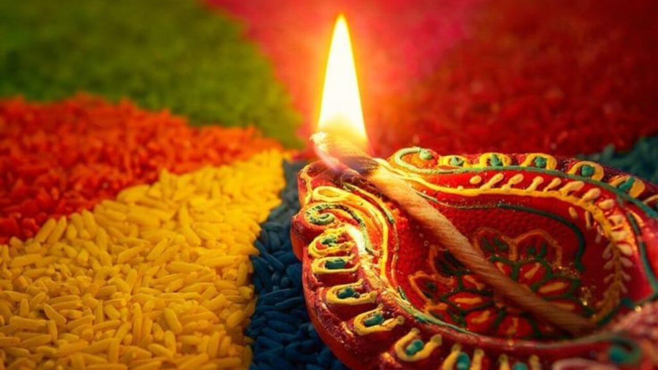 चावल डालकर जलाएं दीपक, जीवन में आएंगे चमत्कारी परिवर्तन, प्रसन्न होंगी माता लक्ष्मी