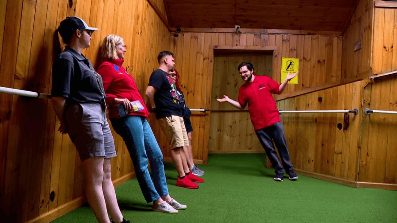 दुनिया की ऐसी जगहें, जहां ग्रेविटी होती है काफी कम! कुर्सी को दीवार पर रखकर बैठ जाते हैं लोग