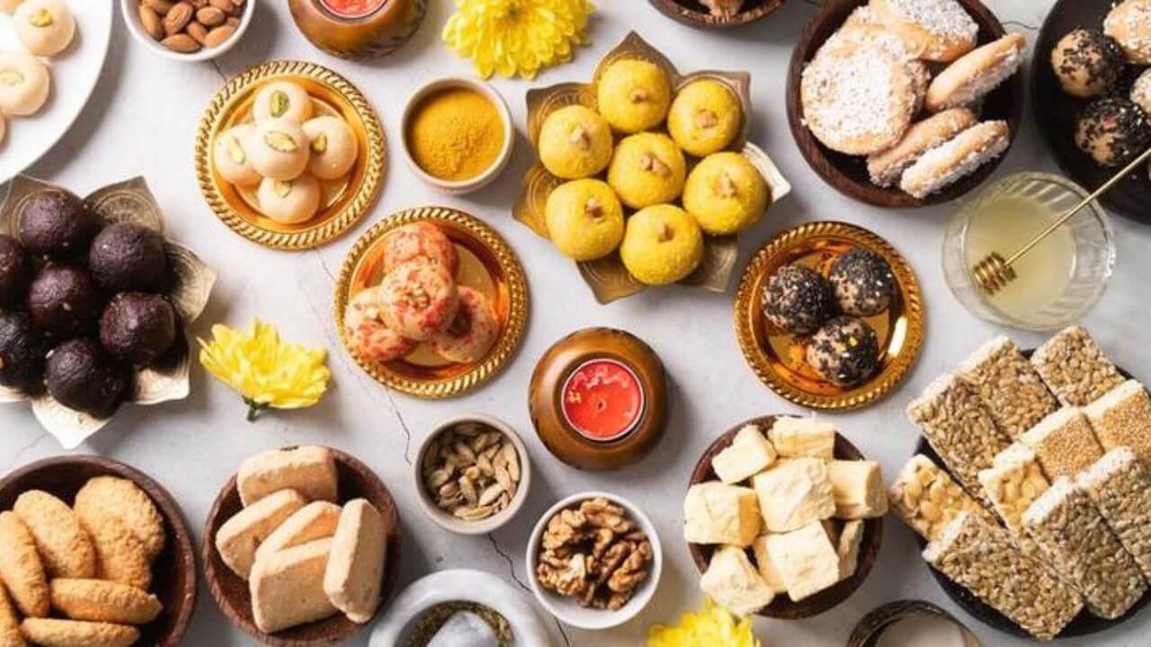 लाजवाब मिठाइयों के लिए फेमस है भारत के ये 5 शहर, यहां लें एक से बढ़कर एक व्यंजनों का आनंद