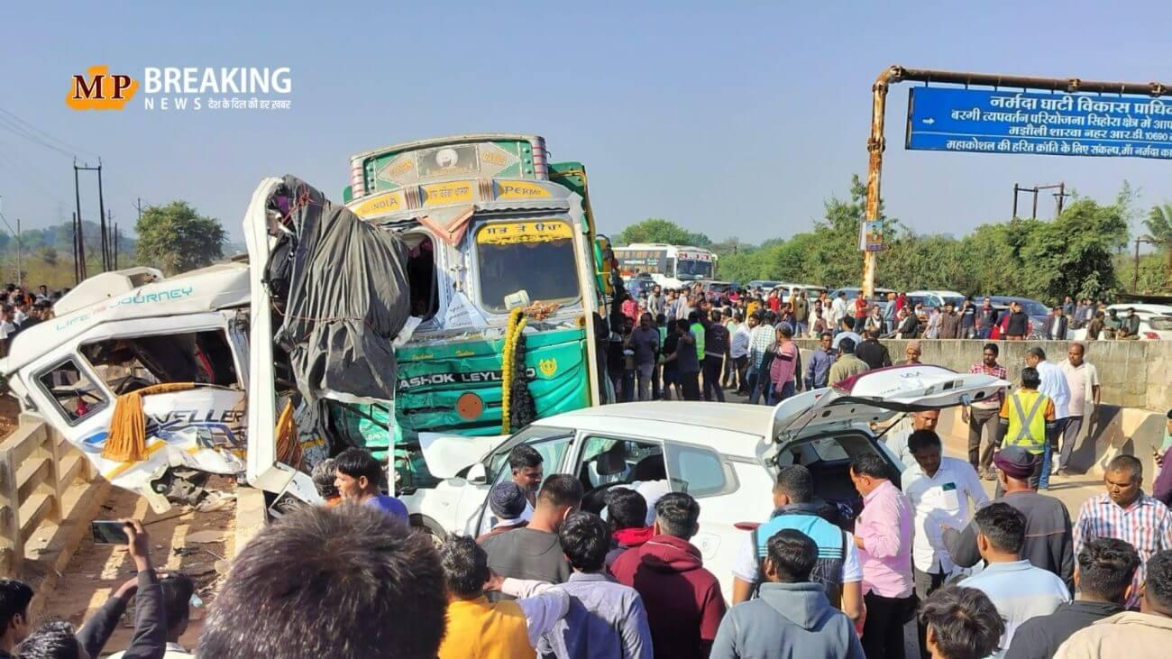 नेशनल हाईवे 30 पर भीषण सड़क हादसा, ट्रैवलर गाड़ी की ट्रक से हुई टक्कर, हादसे में सात लोगों ने गवाई जान