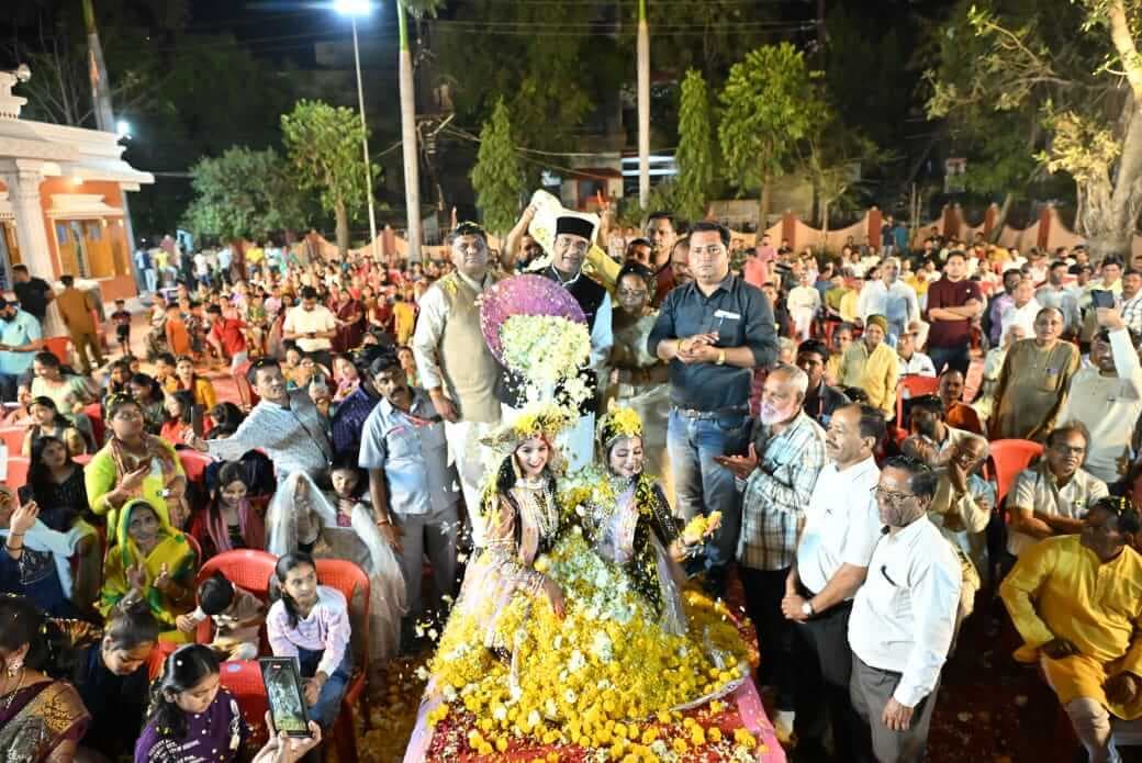 मंत्री विश्वास सारंग ने जमकर खेली फूलों की होली, सम्राट अशोक मंडल में होली मिलन उत्सव का भव्य आयोजन