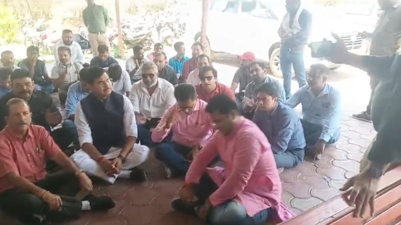 भोपाल के पत्रकार कुलदीप सिंगरोलिया की गिरफ्तारी के विरोध में एकजुट हुए पत्रकार, थाने में धरना-प्रदर्शन