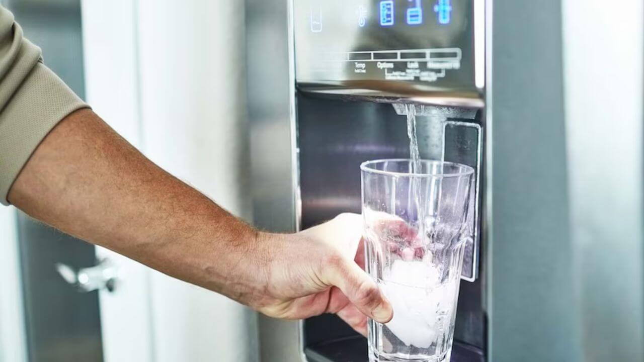 गर्मी में पी रहे हैं फ्रिज का पानी, तो हो जाएं सावधान! सेहत पर पड़ सकता है गंभीर असर