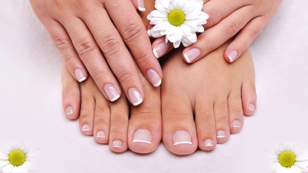 नाखून से पुराने कलर को बिना रिमूवर के कहें बाय-बाय, घर की इन चीज़ों से पाएं झटपट क्लीन नेल्स!