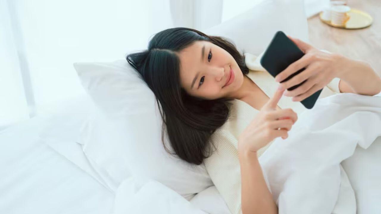 क्या आप भी उठते ही फोन चेक करते हैं? ये आदत कर सकती है सेहत बर्बाद