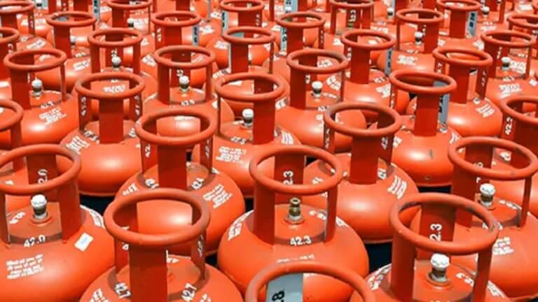 राशन कार्ड धारकों को बड़ा तोहफा, होली-दिवाली पर मुफ्त मिलेगा सिलेंडर, खाते में आएंगे 853 रुपये