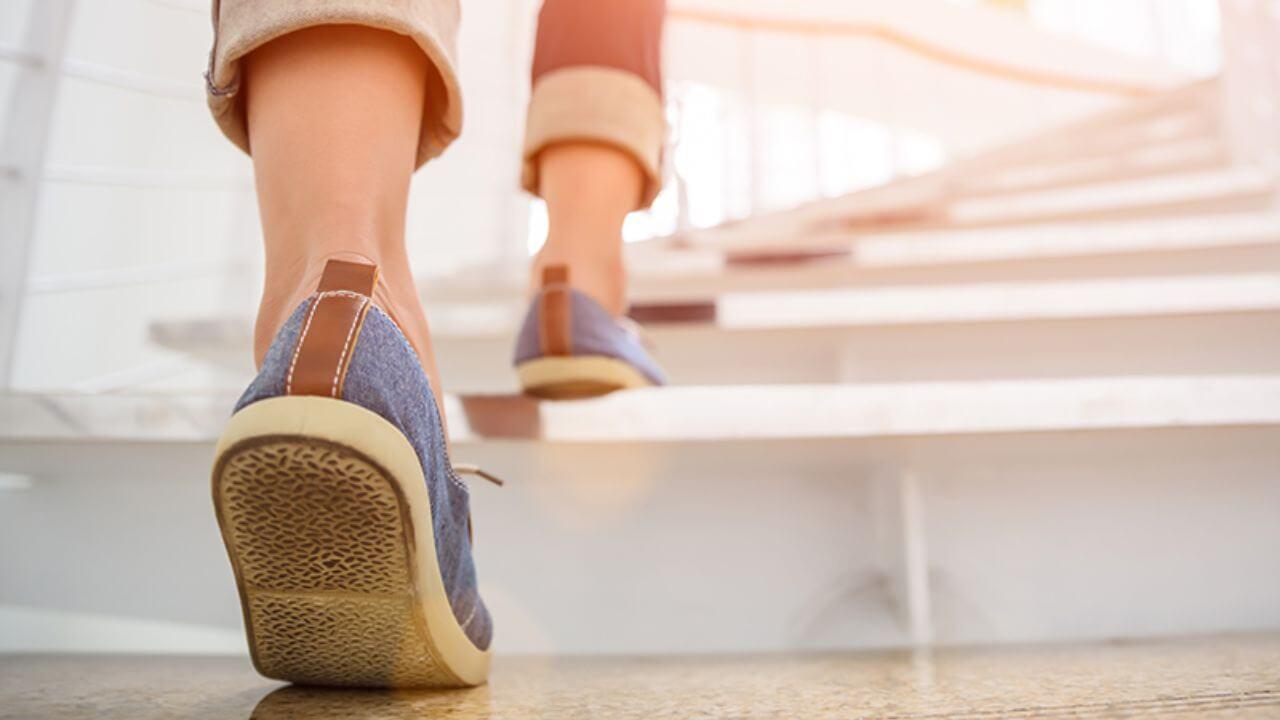 सावधान! वास्तु शास्त्र कहता है सड़क पर पड़ी इन 4 चीजों को लांघा तो बदल सकता है भाग्य