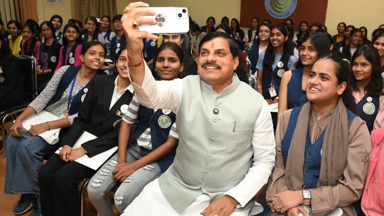सीएम डॉ मोहन यादव ने महिला पॉलिटेक्निक में किया संवाद, कहा- प्रतिभा और योग्यता के बल पर आगे बढ़ रहीं बेटियां ही प्रदेश-देश का भविष्य