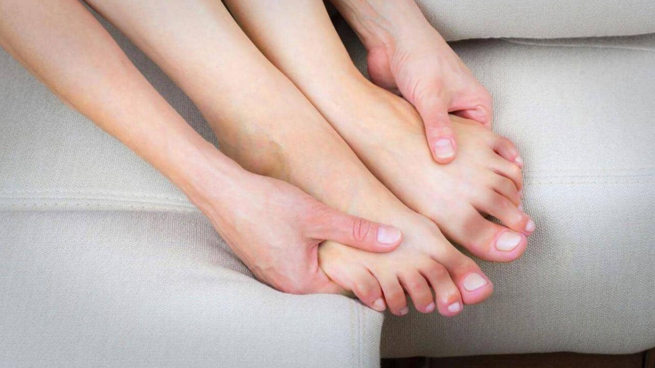 पैरों की उंगलियों में जमी काली परत हटाना हुआ आसान, इन घरेलू चीजों से पाएं साफ और चमकदार त्वचा