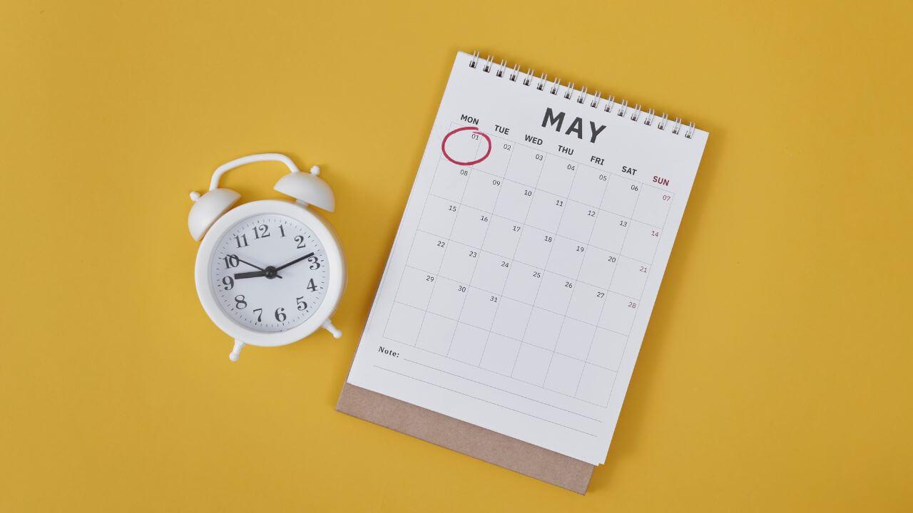 घड़ी और कैलेंडर साथ रखने से घर की ऊर्जा पर होता है बड़ा असर, जानिए कैसे