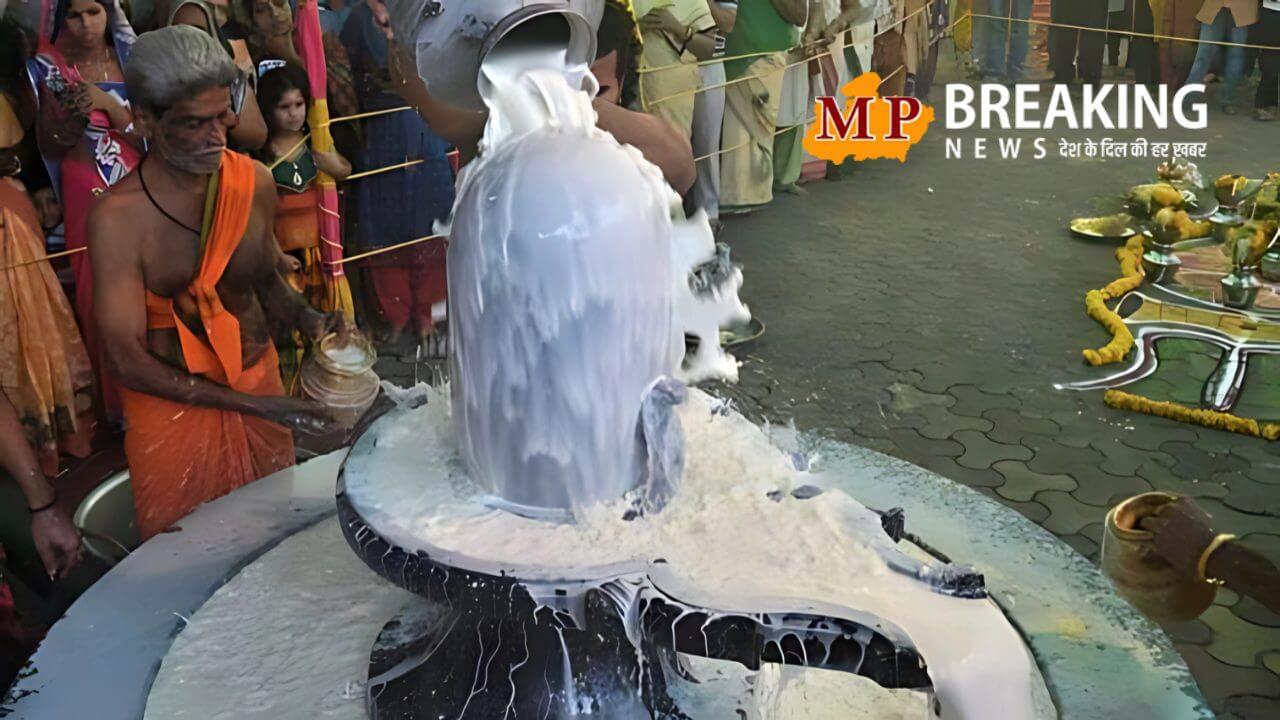क्या सच में दूध से प्रसन्न होते हैं भोलेनाथ? जानिए धार्मिक मान्यता से लेकर विज्ञान तक की पूरी जानकारी