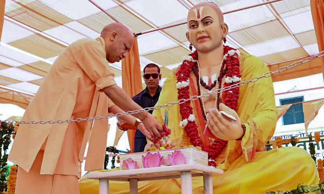 तुलसीदास जयंती पर राजापुर पहुंचे सीएम योगी, रिवर फ्रंट और सड़क दोहरीकरण की घोषणा