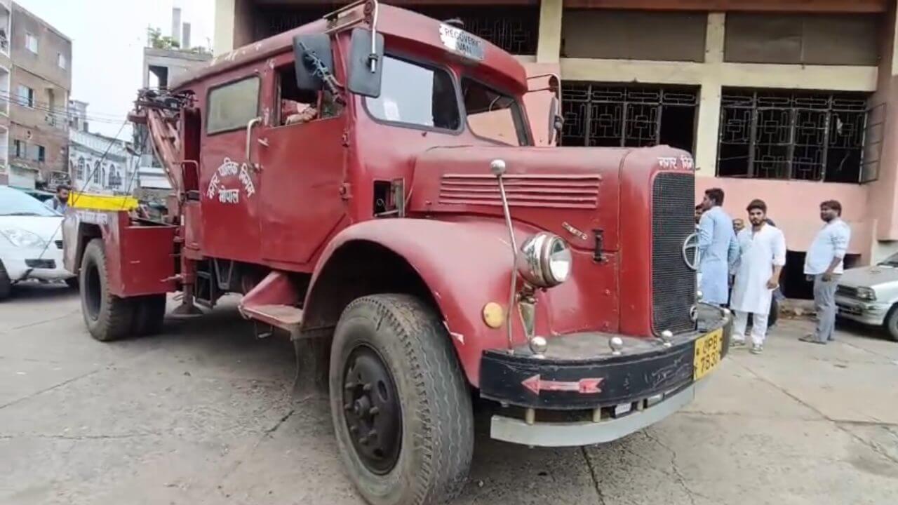 एमपी अजब है: भोपाल नगर निगम की 50 साल पुरानी क्रेन निकली शहर के कंडम वाहन उठाने, एसीपी साहब ने दी अजीबोगरीब दलील
