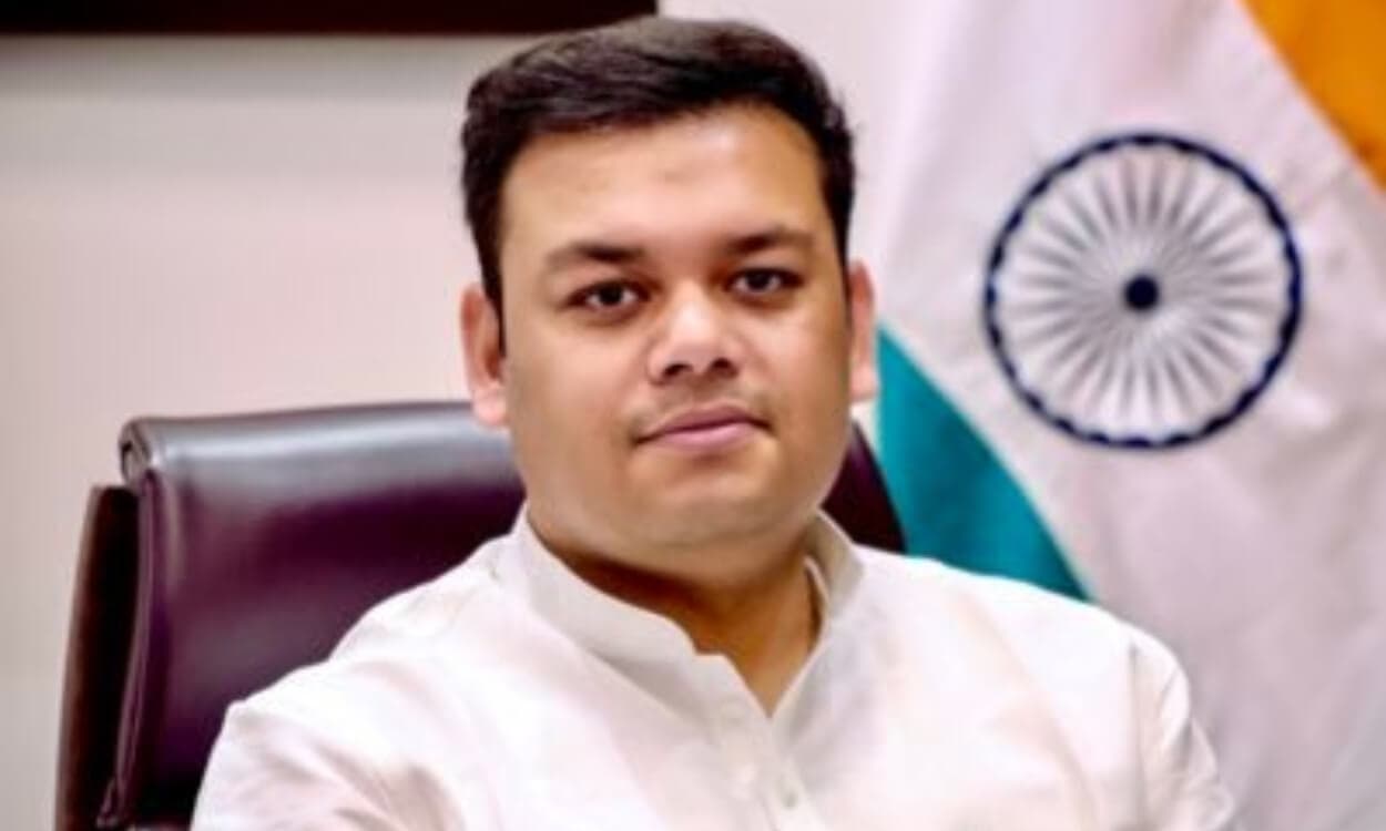 स्कूल मर्जर नीति पर योगी सरकार का बड़ा यू-टर्न, 1 किलोमीटर से दूर और 50 से ज्यादा छात्रों वाले स्कूल अब नहीं होंगे मर्ज