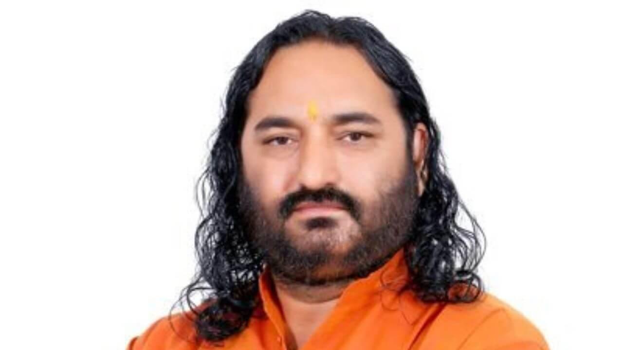 योगी देवनाथ गुजरात में अनशन पर बैठे, जानें क्या है ये पूरा मामला?