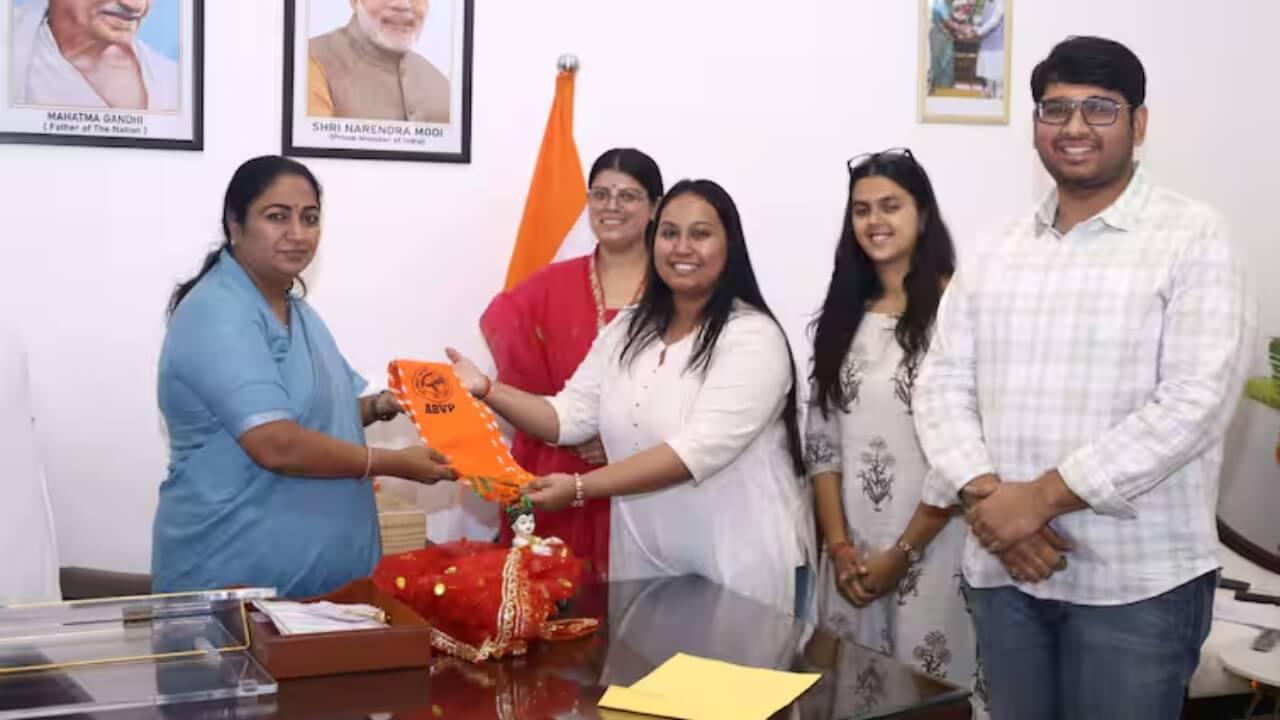 Delhi News: ABVP प्रतिनिधियों ने सीएम रेखा गुप्ता से की मुलाकात, यू-स्पेशल बस सेवा के लिए जताया आभार