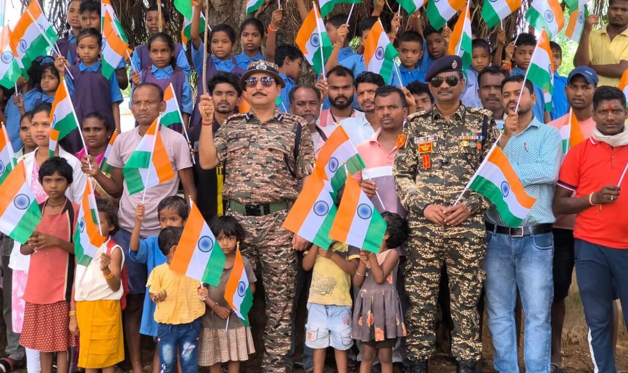 बस्तर के 14 गांवों में पहली बार फहराया तिरंगा, नक्सल प्रभाव से मिली आजादी