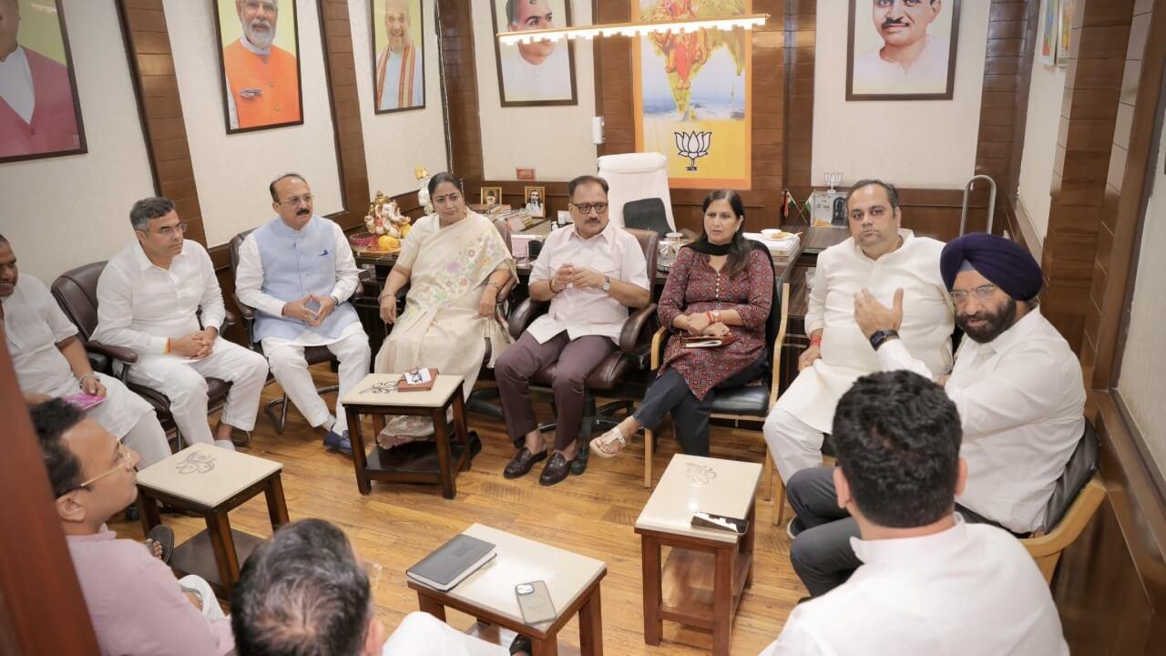 Delhi News: दिल्ली बीजेपी ने पंजाब की मदद के लिए बढ़ाए हाथ, बाढ़ राहत सामग्री भेजने की तैयारी!