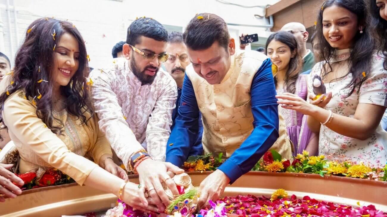 अनंत चतुर्दशी पर गणेश विसर्जन, सीएम फडणवीस ने दिया पर्यावरण बचाने का संदेश, अजित पवार ने ली बप्पा का आशीर्वाद