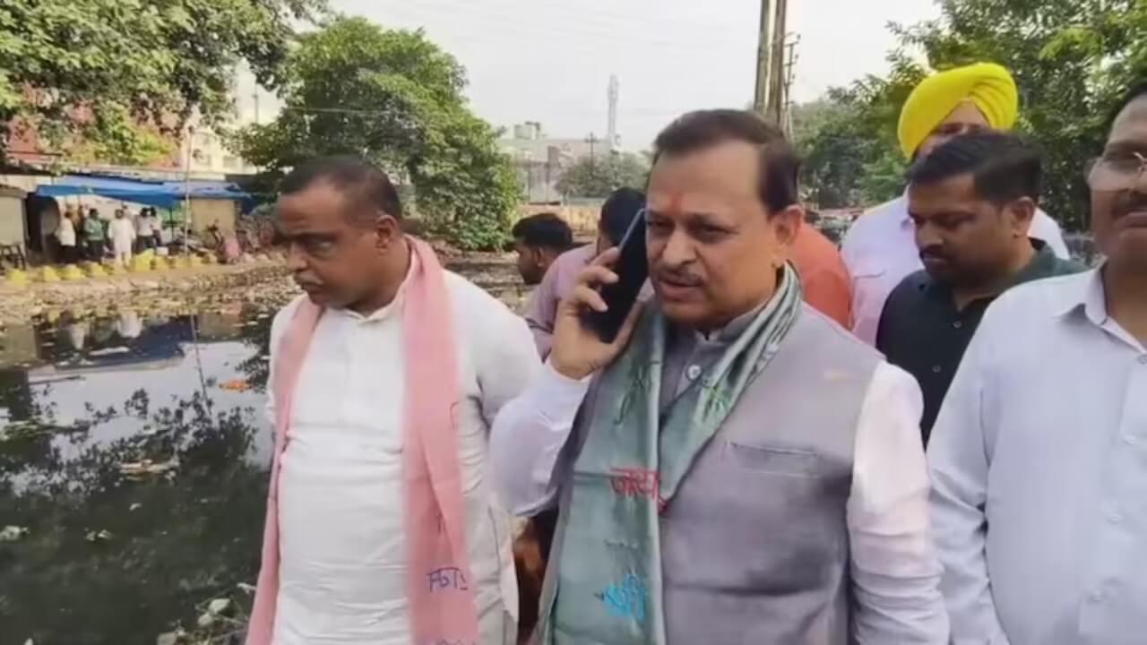 छठ से पहले नहर में गंदगी देख कानपुर MP रमेश अवस्थी का फूटा गुस्सा, फोन पर ही नगर आयुक्त को लगाई फटकार