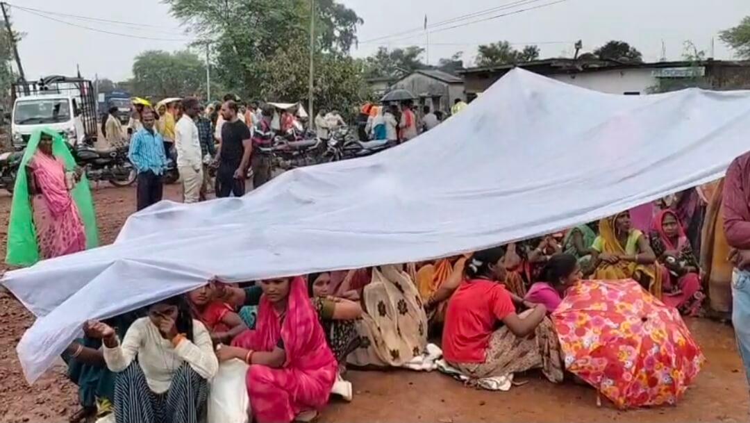 3 महीने की पर्ची पर एक माह का राशन, बारिश में ग्रामीणों ने 4 घंटे तक किया चक्का जाम