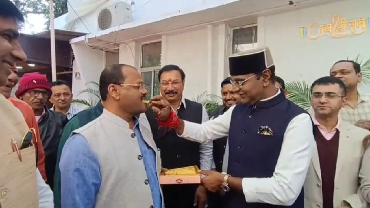 Bihar Election Result 2025: मंत्री विश्वास सारंग ने NDA की जीत पर बांटी मिठाई, राहुल गांधी के लिए कही बड़ी बात