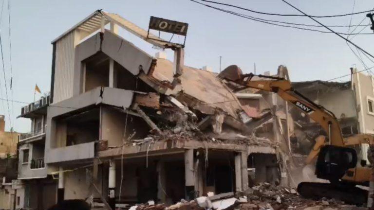 अशोकनगर प्रशासन की बड़ी कार्रवाई, सट्टा किंग आजाद खान के आलीशान होटल पर चला बुलडोजर, पढ़ें पूरी खबर