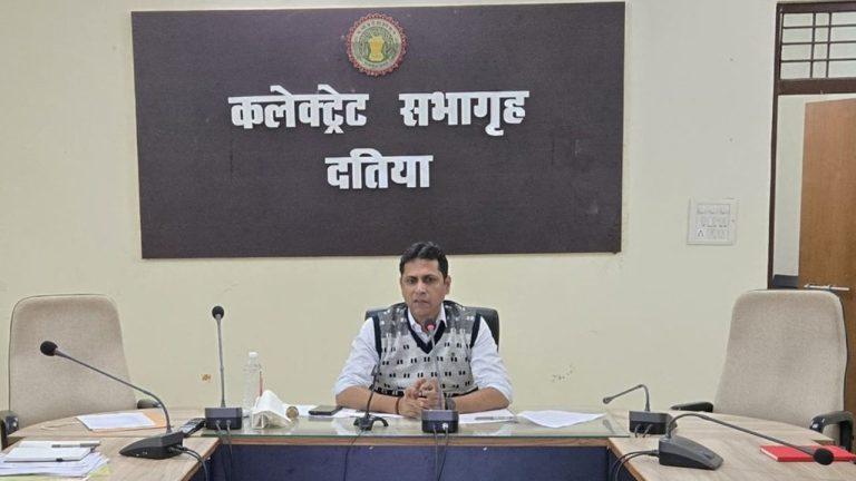 MP के इस जिले में कलेक्टर ने महापुरुषों, संतों की प्रतिमाओं के सामने पोस्टर, बैनर, विज्ञापन लगाने पर लगाई रोक, उल्लंघन पर होगा एक्शन