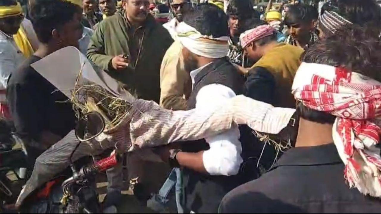 ‘जयस’ का शक्ति प्रदर्शन: संविधान और जल-जंगल-जमीन बचाने सड़कों पर उतरे युवा, अडानी-अंबानी का फूंका पुतला