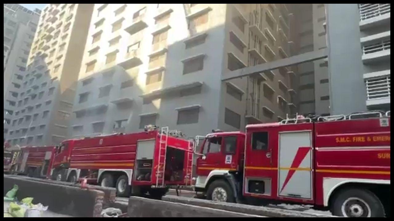 गुजरात के टेक्सटाइल मार्केट में लगी भीषण आग, मौके पर 22 फायर टेंडर, कई दुकानें जलकर खाक