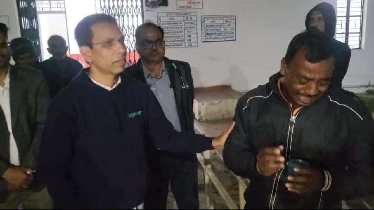 रात को निरीक्षण पर निकले कलेक्टर ने रोते हुए युवक से मांगी माफ़ी, उसे हुई परेशानी के लिए खुद को बताया जिम्मेदार