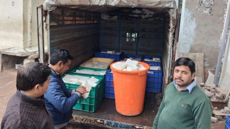 खाद्य विभाग का गोदाम पर छापा, 700 किलो मिलावटी पनीर पकड़ा, जयपुर में हो रहा था सप्लाई