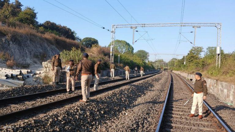 अब ट्रेनों पर पत्थर फेंकने वालों की खैर नहीं, रेल्वे की चेतावनी, दोषियों पर होगी कड़ी कानूनी कार्रवाई
