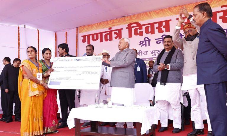 गणतंत्र दिवस पर मरांची महादलित टोला पहुंचे सीएम नीतीश कुमार, लाभार्थियों को बांटे पेंशन चेक, किए बड़े ऐलान