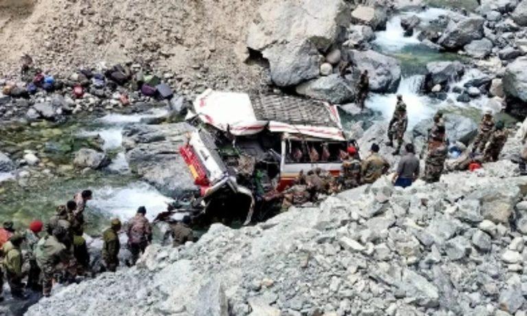 जम्मू-कश्मीर के डोडा में बड़ा हादसा, गहरी खाई में गिरा सेना का वाहन, 10 जवानों की गई जान